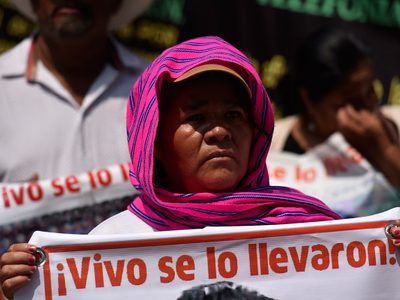 Marchan y siembran semillas de "esperanza" padres de los 43 a 32 meses de la desaparición