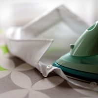 Si se te quemó la ropa con la plancha, no desesperes: volvé a dejarla como nueva con un truco sencillo