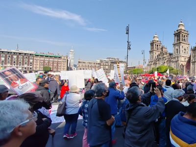 Electricistas del SME realizan marcha para exigir que se encarcele a Felipe Calderón