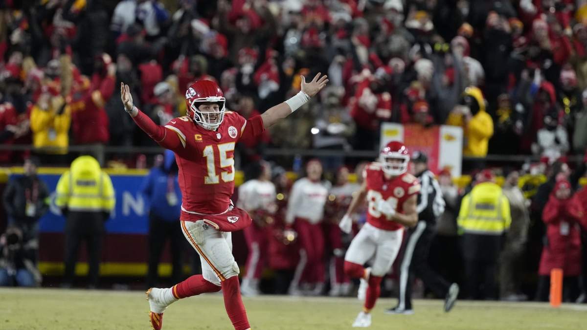 Patrick Mahomes celebra después de derrotar 32-29 a los Bills de Buffalo