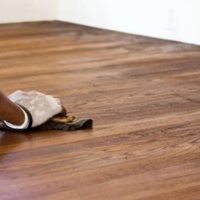 El truco viral más efectivo para dejar tus pisos y muebles de madera relucientes y eliminar rayones y arañazos
