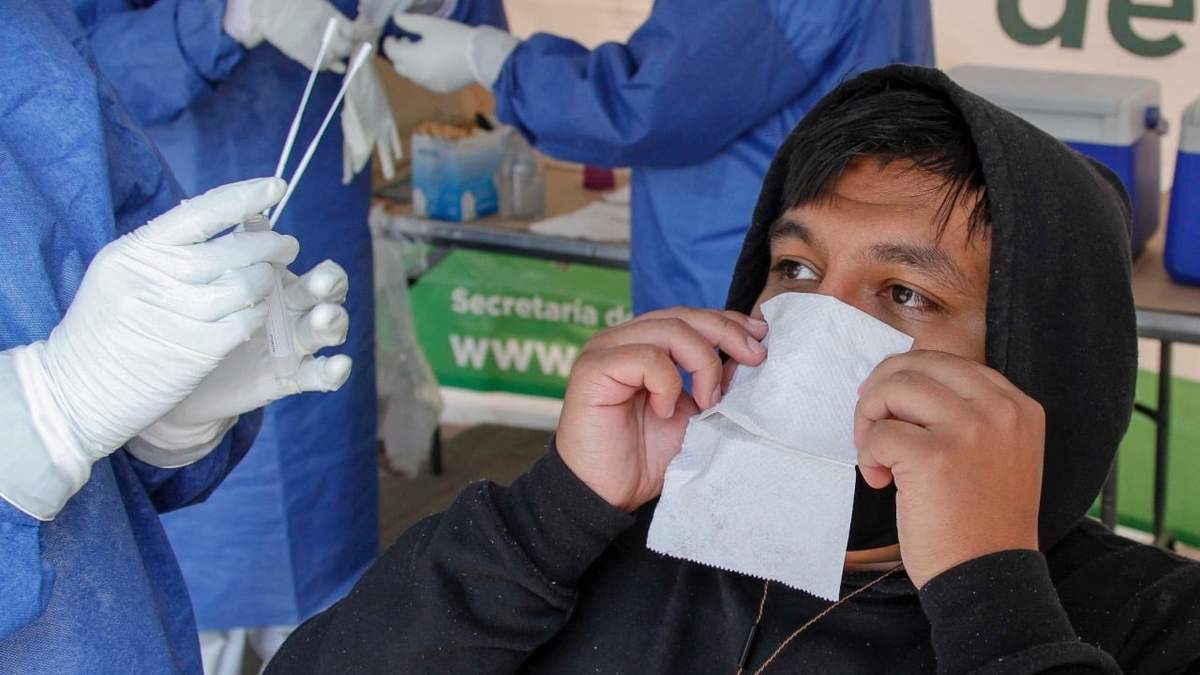 La Secretaria de Salud de la CDMX instaló un kiosco covid en la Plaza de las Tres Culturas en Tlatelolco.