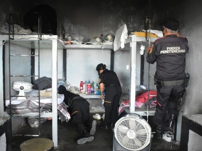 Hallan armas blancas, cocaína y memorias USB en cateo al Penal Apodaca 1