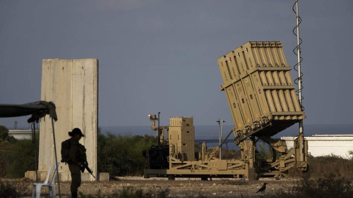 ARCHIVO - Una batería del sistema israelí de defensa antimisiles Domo de Hierro, desplegado para interceptar cohetes, en Ashkelon, en el sur de Israel, el 7 de agosto de 2022