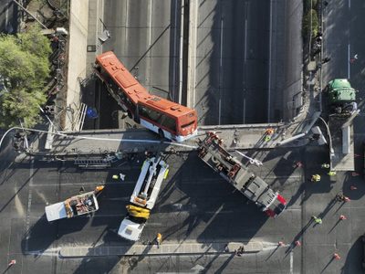 Vehículo choca contra autobús y cae desde paso elevado; reportan 11 heridos