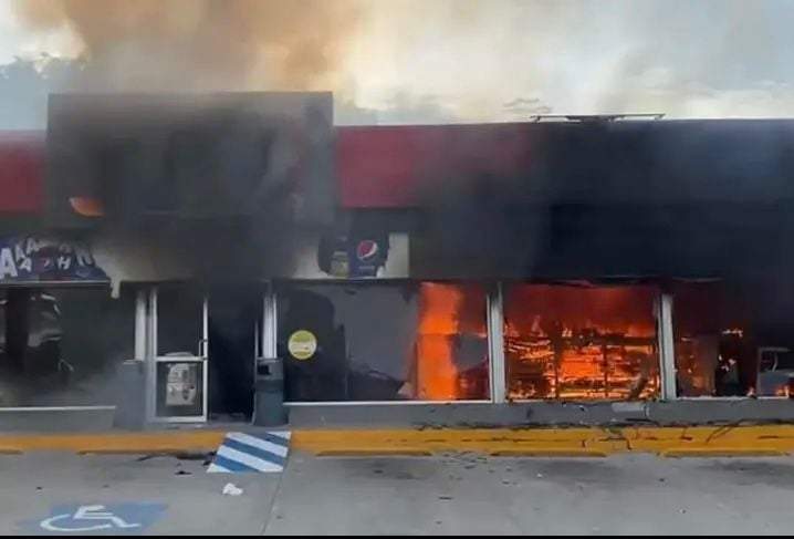 Michoacán. Tienda de conveniencia quemada por delincuentes