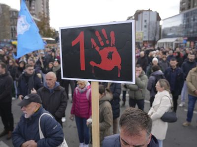 Miles marchan en Serbia al cumplirse un mes de un derrumbe que mató a 15 personas