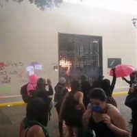 Golpean a reportera durante marcha de feministas en Oaxaca