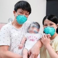 Dan de alta a la bebé prematura que nació en Singapur con un peso de 212 gramos