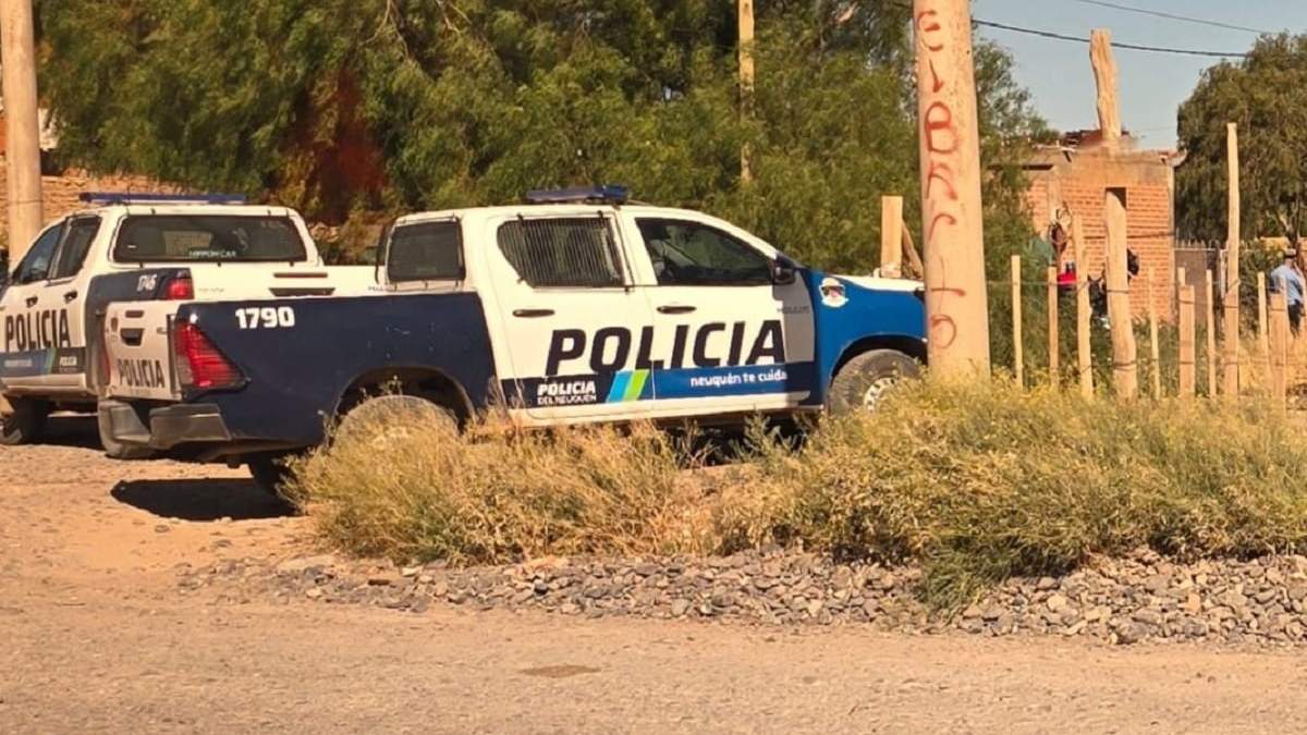 Personal policial en la vivienda del barrio Del Alto donde ocurrió el femicidio y suicidio. Fuente (Centenario Digital)