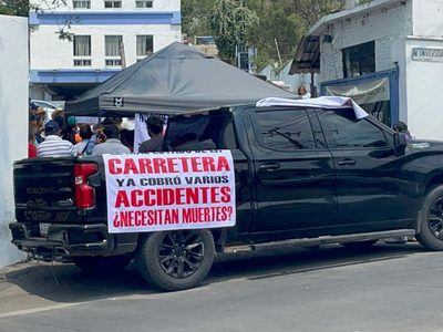 Pobladores presionan con plantón para exigir conclusión de obra carretera en Tlaquiltenango