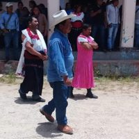 Visten de mujer a alcalde de Huixtán, Chiapas, por incumplir promesas de campaña
