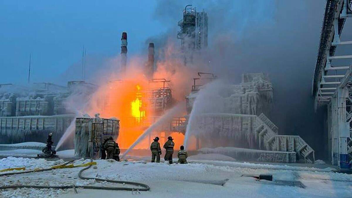 En esta imagen publicada por el canal de Telegram del gobernador de la región de Leningrado, Alexander Drozdenko, bomberos apagan un incendio en instalaciones del segundo mayor productor de gas natural de Rusia, Novatek en Ust-Luga, 165 kilómetros al suroeste de San Petersburgo, Rusia