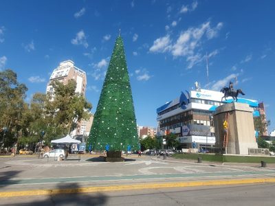 Se instaló el arbolito de Navidad en el centro de la ciudad de Neuquén