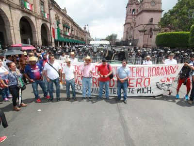 Manifestantes "reciben" a Silvano Aureoles en su cuarto informe