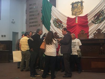 Maestros universitarios de Coahuila toman el Congreso local; demandan eliminar cobros ilegales