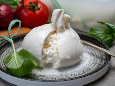 Burrata con peras caramelizadas: la elegante receta que necesitabas para lucirte esta Navidad con pocos ingredientes