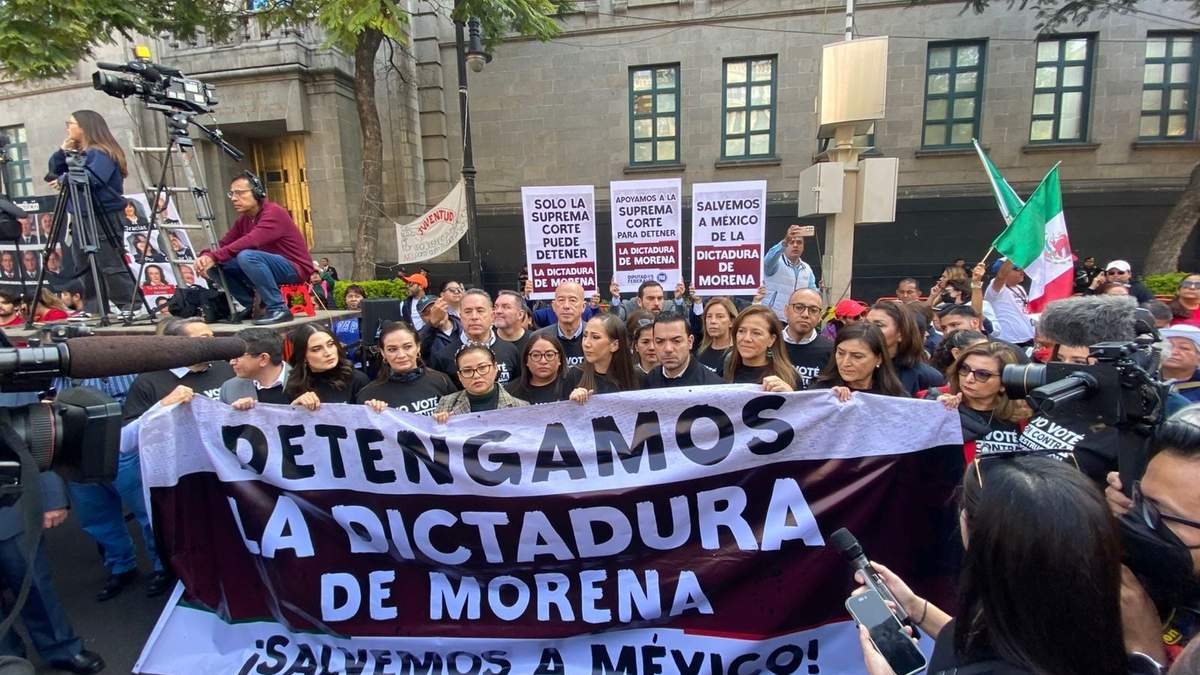 Legisladores panistas en la protesta frente a la Suprema Corte
