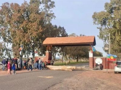 Mapuches festejan fallo del TSJ con un bloqueo de seis días en el ingreso al club Mari Menuco