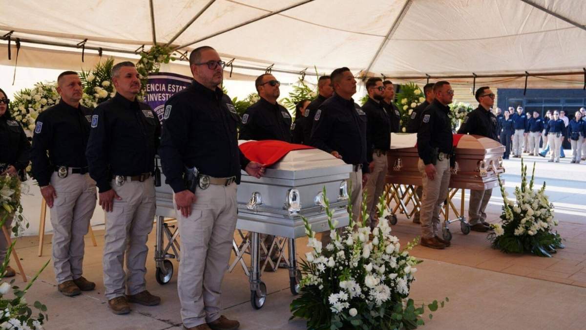 Homenaje póstumo al Director de la Agencia Estatal de Investigación (AEI), Pedro Román Oseguera Cervantes, así como al agente Manuel Genaro Méndez Montes, quienes fallecieron un operativo en Chihuahua