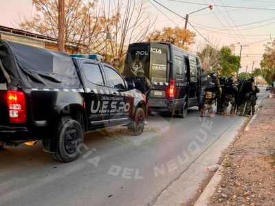 Centenario: secuestran un arma, cocaína y detienen a un hombre en tres allanamientos