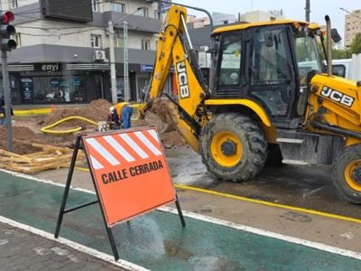 Sin agua y con corte de tránsito en la Avenida Argentina por obras del EPAS