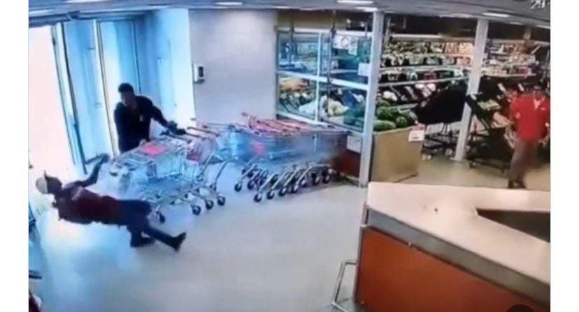 Ladrón cae desmayado tras recibir golpe con una Coca Cola