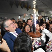 Reciben a Ebrard con porras, “Las Mañanitas” y pastel por su cumpleaños (Video)