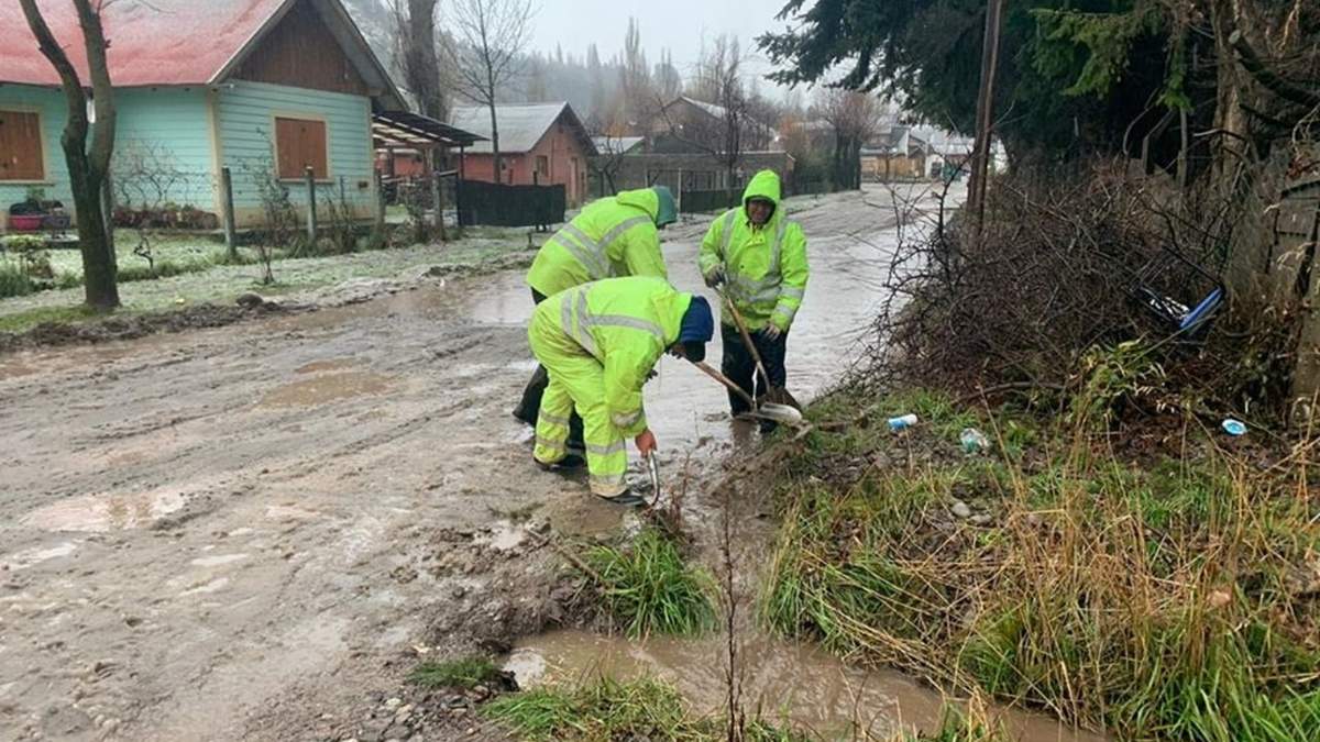 Personal municipal trabajando durante las intensas lluvias. Fuente: (Twitter).