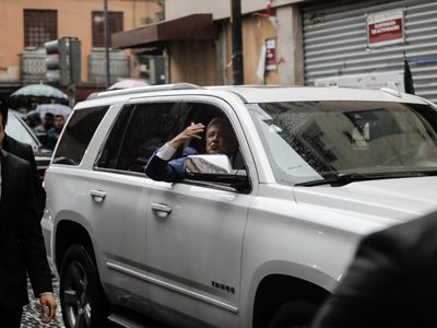 En camioneta, AMLO deja Palacio Nacional entre gritos de despedida de sus simpatizantes