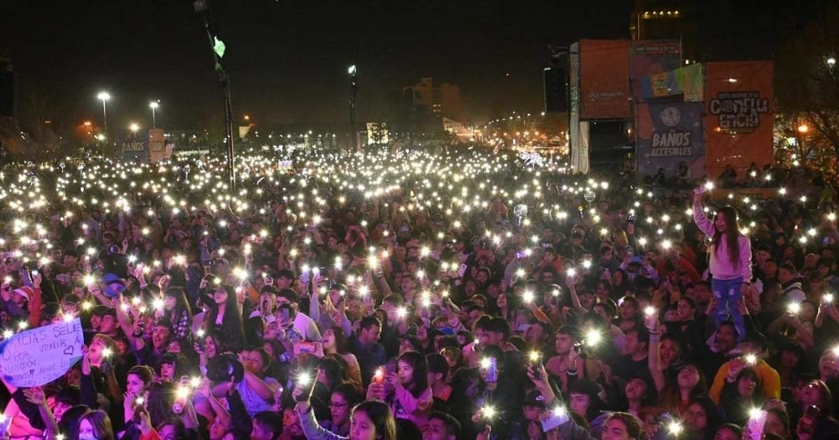 Público en la primera jornada de la Fiesta de la Confluencia. Fuente: (Twitter)