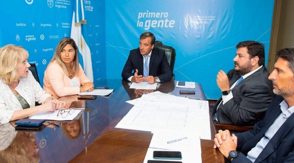 Reunión para el traspaso definitivo de la ex U9. Fuente: (NQN Informa)