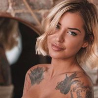 Laurence Bédard olvidó vestirse hoy y salió con un diminuto trapito que no tapa... ¡Falta tela!