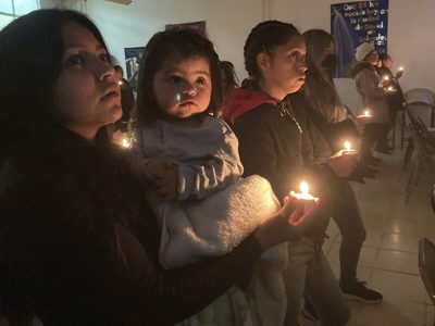 Migrantes varados en la frontera de México y EU celebran Navidad