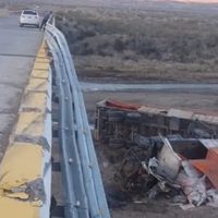 Un camión cayó desde un puente en la Ruta 40 y el conductor estuvo atrapado 6 horas en la cabina