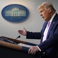Juez ordena a gobierno de Trump reactivar el programa DACA para evitar deportaciones
