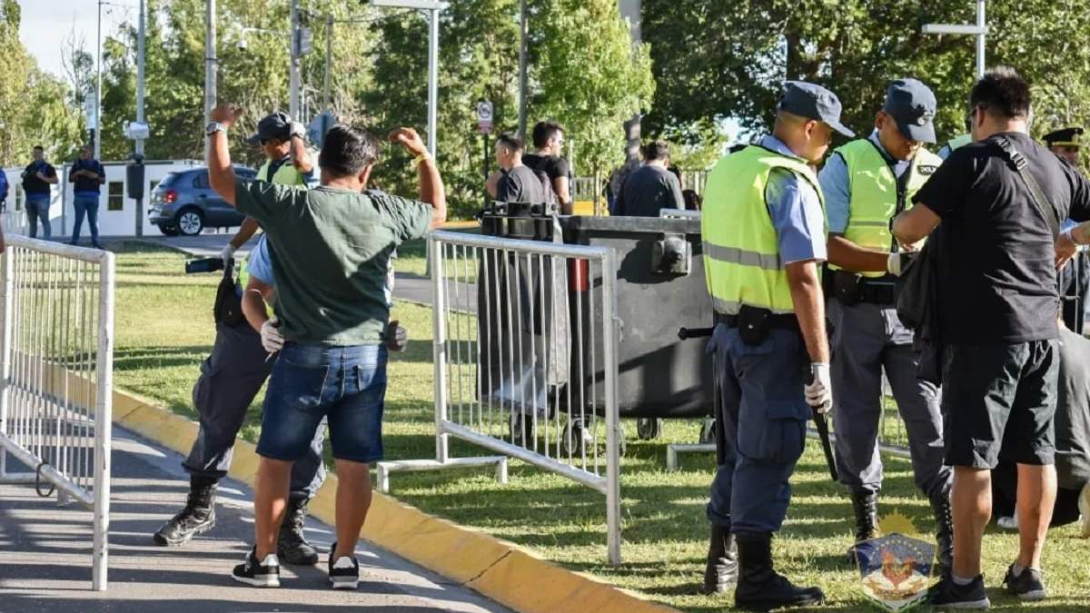 Para la seguridad de la Fiesta de la Confluencia se afectaron 500 efectivos. Fuente: (Policía Neuquén)