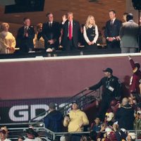Trump es recibido con abucheos durante el partido de Commanders vs. Lions en la NFL (Video)