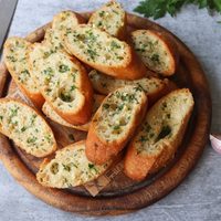 Te va a salvar la picada: receta exprés de chips de pan de ajo con pan duro que tenés dando vueltas