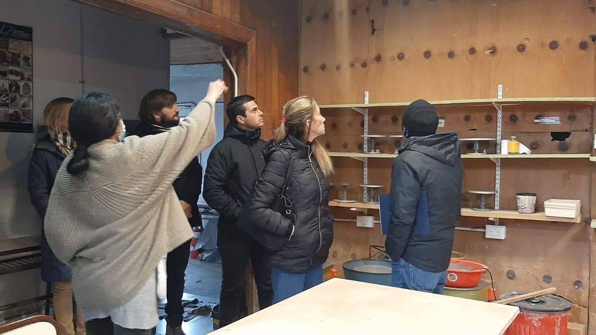 Concejales de San Martín de los Andes en la visita a una de las escuelas. Fuente: (Twitter)
