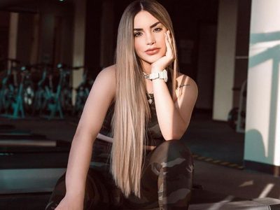 ¡Están durísimas! Kimberly Loaiza olvidó el pantalón y enseñó sus piernas con una pose no apta para