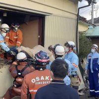 Encuentran sobrevivientes entre las casas caídas tras sismo que dejó 94 muertos en Japón