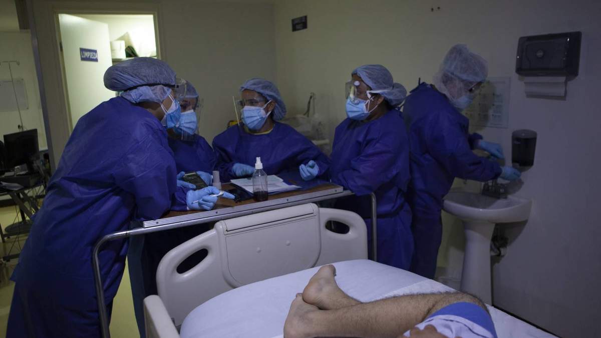 Personal médico atiende un paciente con covid en un hospital de la CDMX