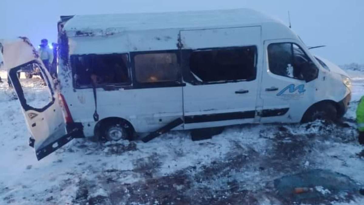 La combi en la que se trasladaban los policías. Fuente: (Cutral Co al Instante)