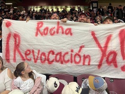 Aficionados piden renuncia del gobernador Rocha Moya en juego entre Charros y Tomateros en Sinaloa