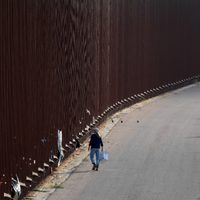 Biden dice que tenía que usar los fondos asignados a construir muro en frontera sur