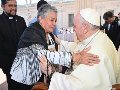 Madre de cuatro desaparecidos lleva petición al Papa Francisco: "detener la violencia"
