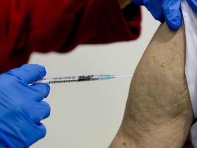 Un hombre se vacunó contra el coronavirus más de 80 veces en Alemania: por qué lo hizo