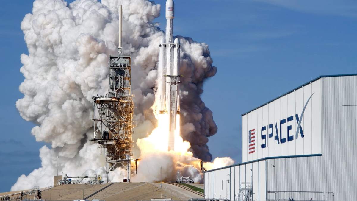 Un cohete Falcon 9 de SpaceX despega desde la plataforma 39A en el Centro Espacial Kennedy, en Cabo Cañaveral, Florida, el 6 de febrero de 2018