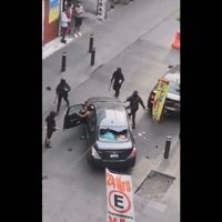 Encapuchadas golpean automóvil de una mujer que presuntamente se negó a darles dinero (Video)